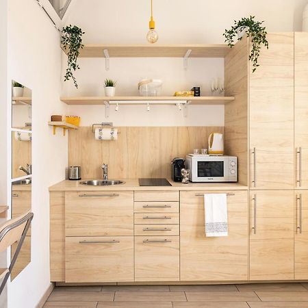 A Yellow Touch - Modern Studio In Isola Milano Bagian luar foto