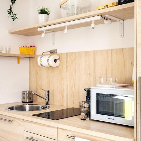 A Yellow Touch - Modern Studio In Isola Milano Bagian luar foto