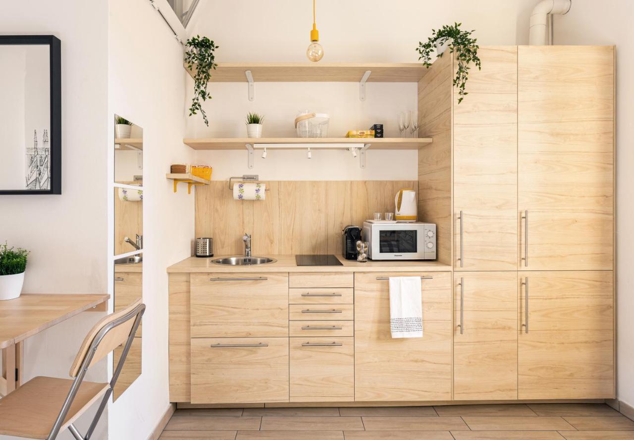 A Yellow Touch - Modern Studio In Isola Milano Bagian luar foto