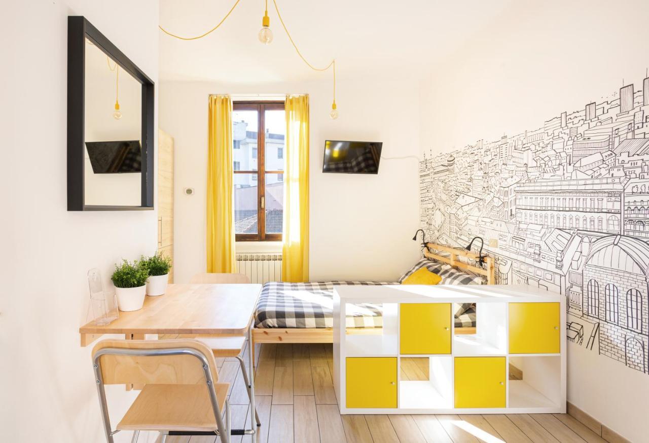 A Yellow Touch - Modern Studio In Isola Milano Bagian luar foto