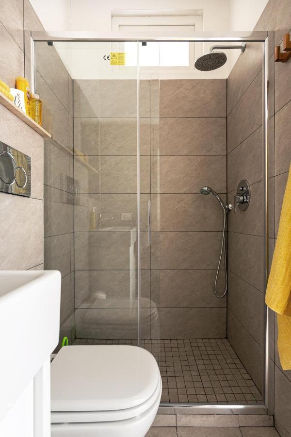 A Yellow Touch - Modern Studio In Isola Milano Bagian luar foto