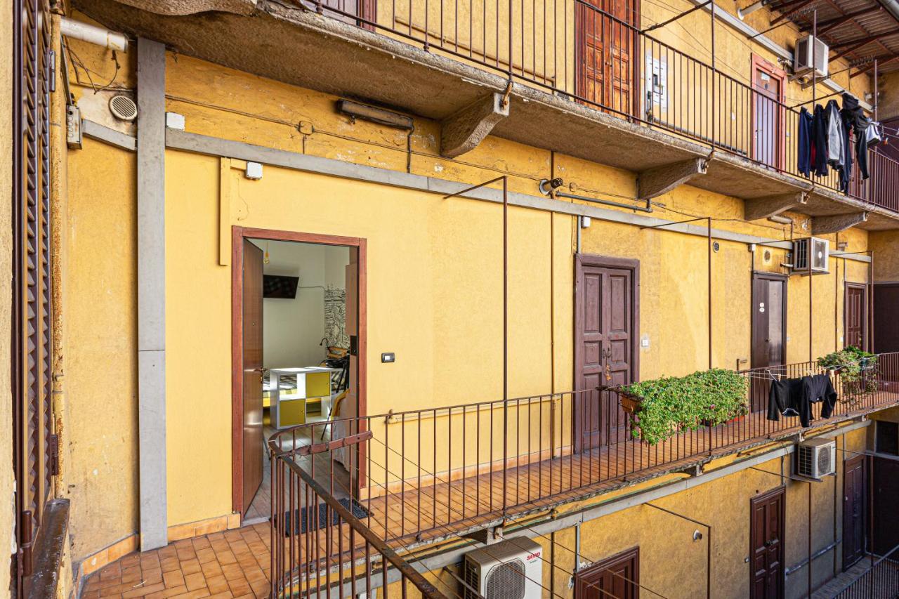 A Yellow Touch - Modern Studio In Isola Milano Bagian luar foto