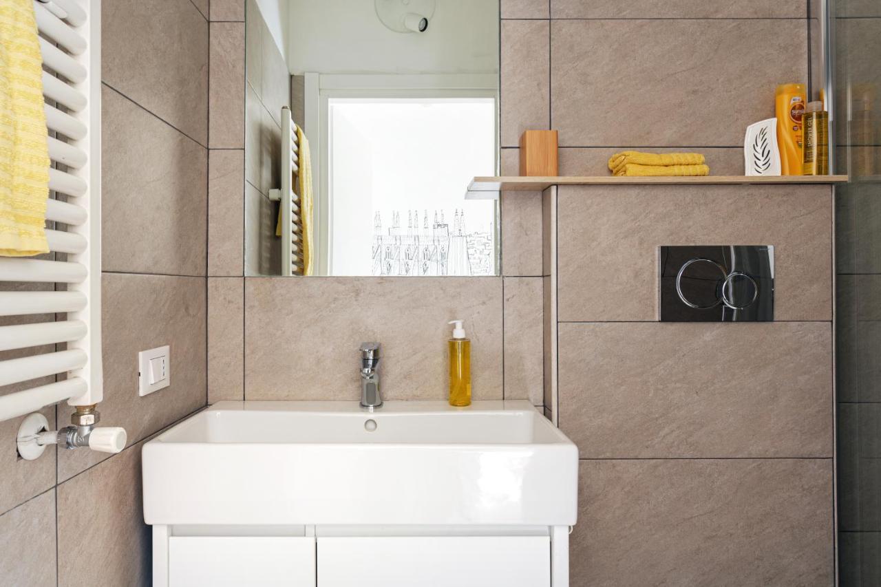 A Yellow Touch - Modern Studio In Isola Milano Bagian luar foto