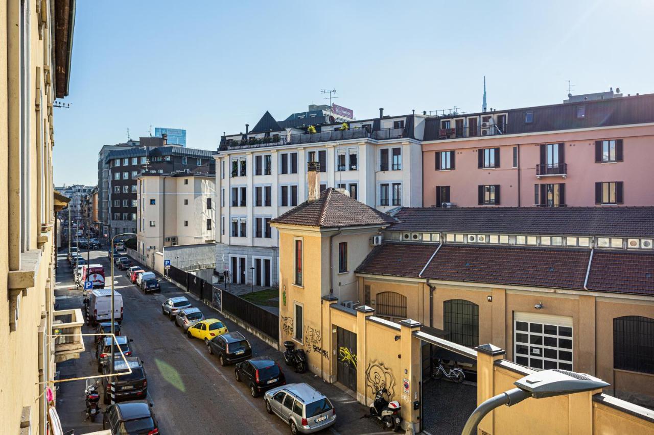 A Yellow Touch - Modern Studio In Isola Milano Bagian luar foto