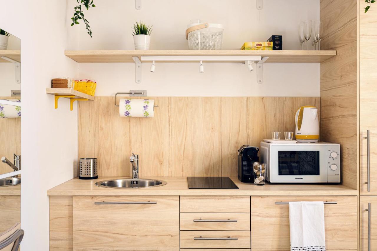 A Yellow Touch - Modern Studio In Isola Milano Bagian luar foto